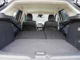 大型のスーツケースや、一般的なベビーカーが積み込める実用的な広さを備えたラゲッジルームです。後部座席を倒せばたくさんの荷物を積めるフラットなラゲッジスペースになります。