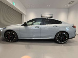 BMWではロングホイールベースの採用をしており、すべての車種に適用され、走行中の安定感の向上されております。また室内空間の広さにも貢献しております。