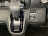 CVT車のセレクトレバーです。低速から高速まで、変速ショックのないスムーズな走りと、エンジン効率のよい領域を維持して燃費にも貢献します。サイドブレーキはスイッチ操作の電子制御パーキングブレーキです。