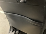 【シートバックポケット】すぐ手に取りたいアイテムをスマートにしまっておけます。限られた空間を有効に活用でき、長距離のドライブでも車内を清潔感のある落ち着いた状態に保ってくれる実用的な機能です。
