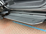 【電動サイドステップ】ドアを開けると自動でステップが出てくれるので、車高が高くても無理なく乗り降りできます。お子様やご年配の方にも安心で使わない時は収納され見た目もすっきりします♪