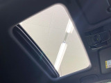 【サンルーフ】開放感たっぷりの希少装備、サンルーフが装着されています!車内に明かりを取り入れたり景色を楽しむ以外にも、車内の空気も簡単に換気できて快適です!