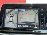 上空から見下ろしているかのような映像をディスプレイに映し出し、スムースな駐車をサポートします。画面は「トップビュー」のほか「サイドブラインドビュー」への切り換えが可能。ますます安心です