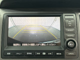 【バックカメラ】ギアをリバースに入れれば自動的にモニターが切り換わるので、車庫入れや後退確認がラクラク OKです!