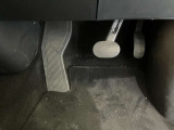 【ペダル】BMWはオルガン式アクセルペダルを採用しています。踏み込む足とペダルが同じ軌跡を描くため、かかとがずれにくく、アクセルコントロールがよりしやすくなるメリットがあります。