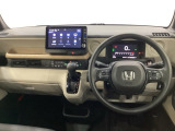 車内は光触媒抗菌消臭施工済です。スタイリッシュなデザインで暖かみのあるインパネ周りを演出します。グローブボックスやカップホルダーのほかにトレーなどたくさんの収納スペースが装備されています。