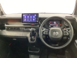 車内は光触媒抗菌消臭施工済です。スタイリッシュなデザインでスポーティなインパネ周りを演出します。グローブボックスやカップホルダーのほかにトレーなどたくさんの収納スペースが付いています。
