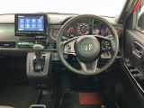 【前方視界】開放的な前方視界!運転がしやすく疲れにくいです♪窓が大きく、見通しがとっても良いおクルマですよ♪