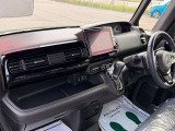 助手席まわりに収納スペースを確保。荷物をすっきり整理できる、スタイリッシュな空間です。