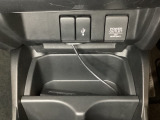 アクセサリーソケットはUSBのアダプターなどをつければ、スマホの充電にも使えます。横にはナビゲーション用の外部入力可能なUSB端子がついており、周辺には物が置けるトレーがついています。