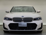 【キドニーグリル】BMWの代名詞。一目見ただけでBMWであると認識できる確固たるアイコンとして存在感を放ちます。