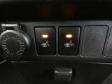 運転席と助手席には寒い時にうれしいシートヒーターが装備されてます。