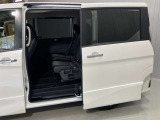 【両側ハンズフリーオートスライドドア】寝ている子供を抱いていても、両手に荷物を持っていても大丈夫!スライドドアの下に足先をスッといれてサッと引くだけでドアの開閉ができる便利な機能搭載★