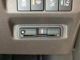 ハンドルの右下にETCがついています。高速道路の料金所の通過も楽々です!。 カードの取り出しもしやすい場所についています。
