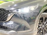 【LEDヘッドライト】悪天候や夜間走行時も良好な視界を確保し安心して運転できる高輝度LEDヘッドライトを装備!点灯速度が早く、消費電力も抑えられています。