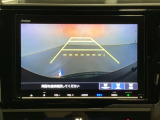 バックでの車庫入れも安心です! リアカメラが付いているバックモニター付のナビを装備しております。操作線もついており距離感も画面から確認できます。