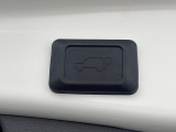 【パワーバックドア】スマートキーや運転席のボタンを押すだけでリアゲートが自動で開閉します!荷物を持っている時や、高い位置にあるバックドアを閉める際に便利な機能です♪