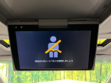 【後席モニター】家族や友人とお出かけする機会が多い方に大人気の後席モニターを装備!見やすい位置に画面がありテレビやDVDの視聴も快適!友達もお子様も、後席にしか乗らなくなるかも??