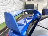 【大型リヤスポイラー】スポーツカーらしさがグッと引き立つ大型リヤスポイラーを装着♪高速走行時のスタビリティ(走行安定性)向上に役立ちます。