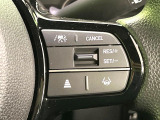 【アダプティブクルーズコントロール】高速道路での長距離走行が楽に!!自動で速度を保つクルーズコントロールが、衝突軽減システムと連携し、前方の車両を感知して車間を保つように速度調節してくれます!!
