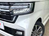 【LEDヘッドライト】悪天候や夜間走行時も良好な視界を確保し安心して運転できる高輝度LEDヘッドライトを装備!点灯速度が早く、消費電力も抑えられています。