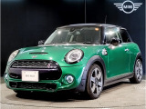 MINIのフロントグリルのデザインはイギリスで生まれた当初から、シルバーのサイドバーが折り重なった伝統的なデザインで御座います。その伝統はBMWのお車になってからでも少しずつ形を変えて守られております