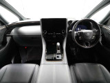 上質で落ち着いた印象のインパネ。視界も広々で運転しやすいです。