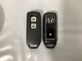 スマートキーを装備しています。鍵を差し込むことなくドアロックの開け閉めと、スタートボタン操作でのエンジンスタートができます。スペアキーも同じものを用意しております。