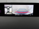 狭い場所での駐車やすれ違いなどでより的確な運転操作に役立つ360&deg;ビューモニターが装備されています。