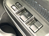 【電動格納ミラー】サイドミラーは電動格納式となっており、狭い駐車場でもキズがつくリスクを抑えられます。