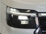 【LEDヘッドライト+デイタイムランニングランプ】主流のLEDヘッドライトに、日中でも他者からの視認性を良くするデイタイムランニングランプ装備!スタイリッシュでかっこよく仕上がっています。