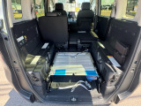 リアシート収納で、大きな荷室として利用できます。