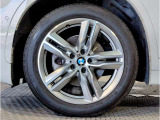 【BMWアロイホイル】軽量かつ強度に拘ったアロイホイル。走行性能ポテンシャルを引き出す設計。車の足元を引き締めてくれる大きなポイントはアロイホイルです。