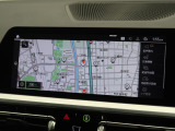 【純正ナビゲーション】BMWのナビゲーションは操作性も良く、詳細な地図情報と交通状況を見やすく表示し、快適なドライビングをサポートしながら目的地までナビゲートします。