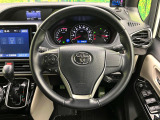 インテリアに合わせたデザインのステアリングは、運転される方のことも考え、運転しやすい形状、大きさです。是非一度、実際に触ってお確かめください。