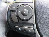 運転中、オーディオの操作をしてて、ハッとしたことはありませんか?ステアリングスイッチは、運転中でもハンドルでオーディオの操作が可能です。安全なドライブをサポートします。