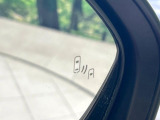 【ブラインドスポットモニター】走行中、ドアミラーの死角になりやすい箇所に後続車が接近するとサイドミラーのレンズに警告を表示!ドライバーに注意喚起をしてくれます。