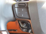 運転中、オーディオの操作をしてて、ハッとしたことはありませんか?ステアリングスイッチは、運転中でもハンドルでオーディオの操作が可能です。安全なドライブをサポートします。