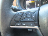 手元でオーディオ操作できます。オーディオの本体のパネルを操作するとどうしてもモニターに指紋などが付いて結構気になりませんか?手元のスイッチで操作すれば画面を汚すことなく操作できますよ。