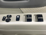 【電動格納ミラー】サイドミラーは電動格納式となっており、狭い駐車場でもキズがつくリスクを抑えられます。