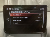 フォワードセンシングカメラで認識した交通標識をディスプレイに表示し、交通標識の見落とし防止を図り、安全運転を支援します。