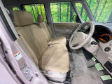 運転席まわりには十分なスペースがあり、大柄な方でもゆったり運転していただける環境です。