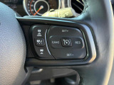 アダプティブクルーズコントロールは、フロントバンパーのレーダーセンサーを使用し、前方の車両の加減速に応じて自動的にスピードを調節、車間距離を維持します。(時速30km以上で使用可能)