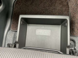 助手席下部にサンダル等小物が入るシートアンダートレー収納BOXが有ります。