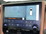 パノラミックビューモニターシステムが付いているので車の上から見た映像が確認できますよ。 一目で車両周辺の情報を確認できますが、直接安全をご確認下さい。