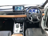 運転席周りのレイアウトをご覧ください。ナビゲーションが綺麗に装着されすっきり収まってますね!
