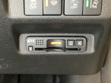 ハンドルの右下にETCがついています。高速道路の料金所の通過も楽々です!。 カードの取り出しもしやすい場所についています。
