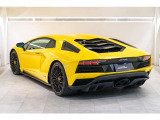 Giallo Spica / Style package / Exterior details in visible carbon fiber / Carbon fiber engine Bonnnet / Interior carbon fiber package  / Visibility and light package