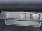 充電用USB端子付き。スマートフォンなどの充電に便利です。
