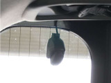 この車にはリアにもドライブレコーダーを装備しております◆映像・音声などを記録する自動車用の装置です。 もしもの事故の際の記録はもちろん、旅行の際の思い出としてドライブの映像を楽しむことができます。